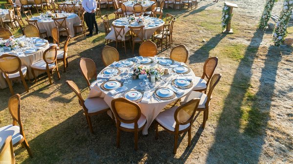 Quels équipements sont essentiels dans une salle de conférence?